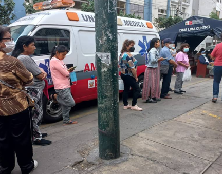 Largas colas presenciales en el Centro de Salud Magdalena